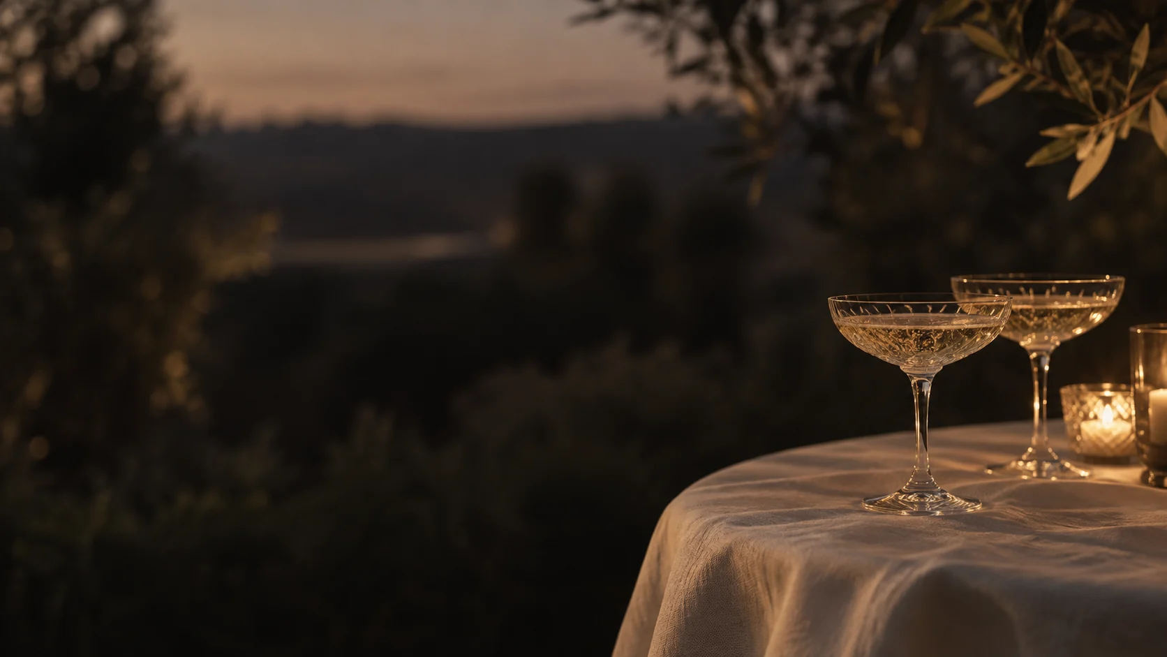Imagen de ambientación de copas de cristal al atardecer.